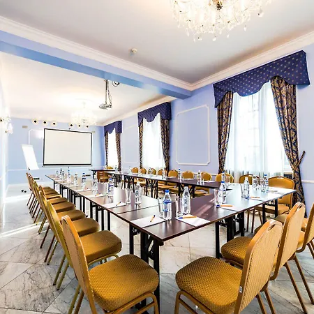 Отель Sobienie Krolewskie 4*