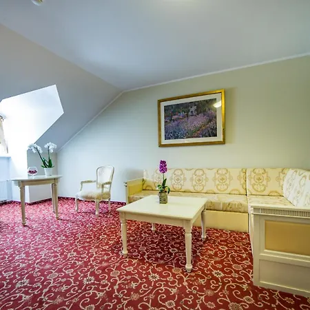 Hotel Sobienie Krolewskie 4*